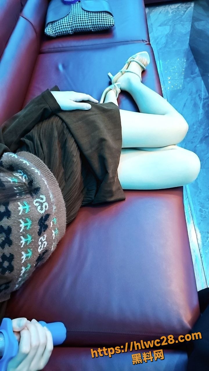 少妇熟女性爱者 约极品已婚少妇KTV偷情 皮肤白嫩身材一流 沙发激战胆子太大