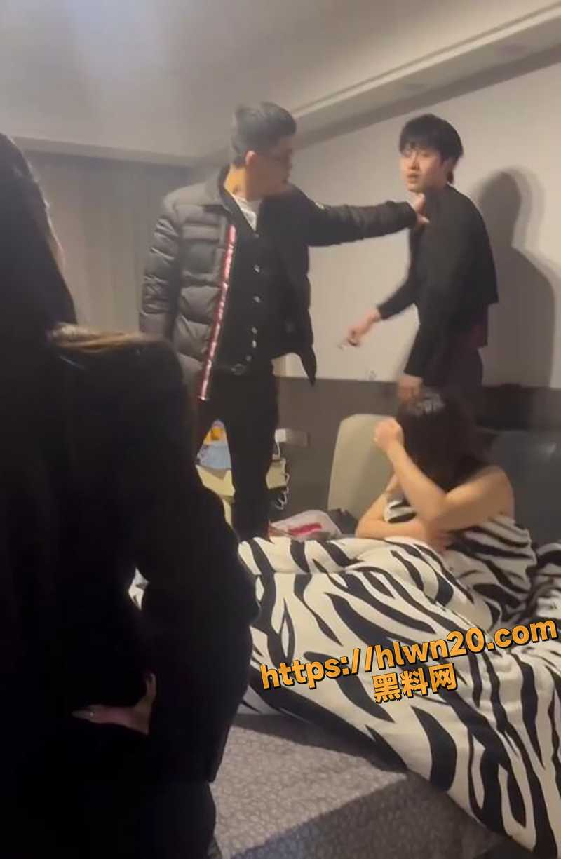 劲爆捉奸现场 原配拉小三老公捉奸打成WWE 混乱现场笑喷网友还能再拍续集吗？