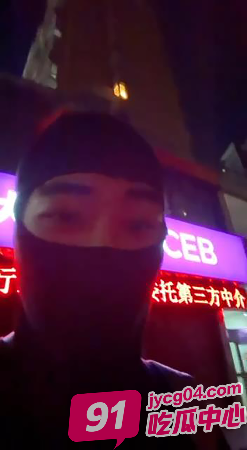 东北大哥穿头套自拍被当劫匪！银行门口警报连环响，网友笑疯了！ 配图2