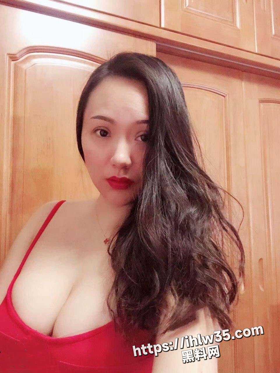 河南郑州大奶宝妈 任以晨 被自己的绿帽老公彻底洗脑 老公带上肌肉猛男看自己妻子被插 变态的心理才满足！