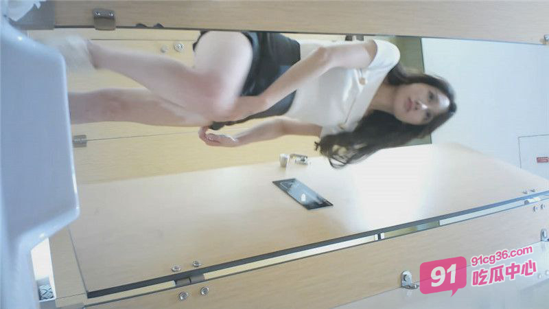 酒吧女厕偷拍~多位高颜值美女放尿全过程 每个都是年轻的嫩穴！