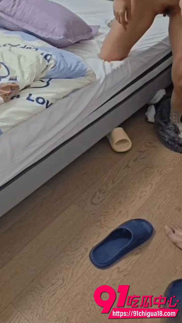儿子偷拍妈妈洗澡后直接床上强上10