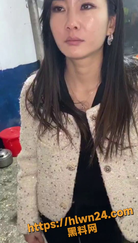既然你们喜欢亲嘴 那就缝起来亲个够 2女主实拍用针线缝起嘴巴 没有反抗令人疑惑