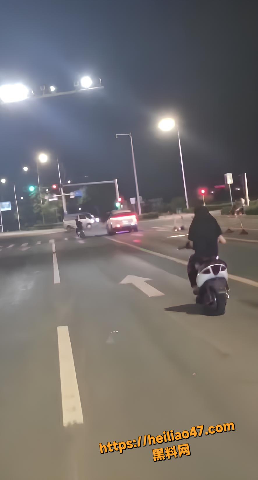鬼火少年 倒反天罡夜袭警车 到底是牛逼还是找死 视频曝光全网疯传！
