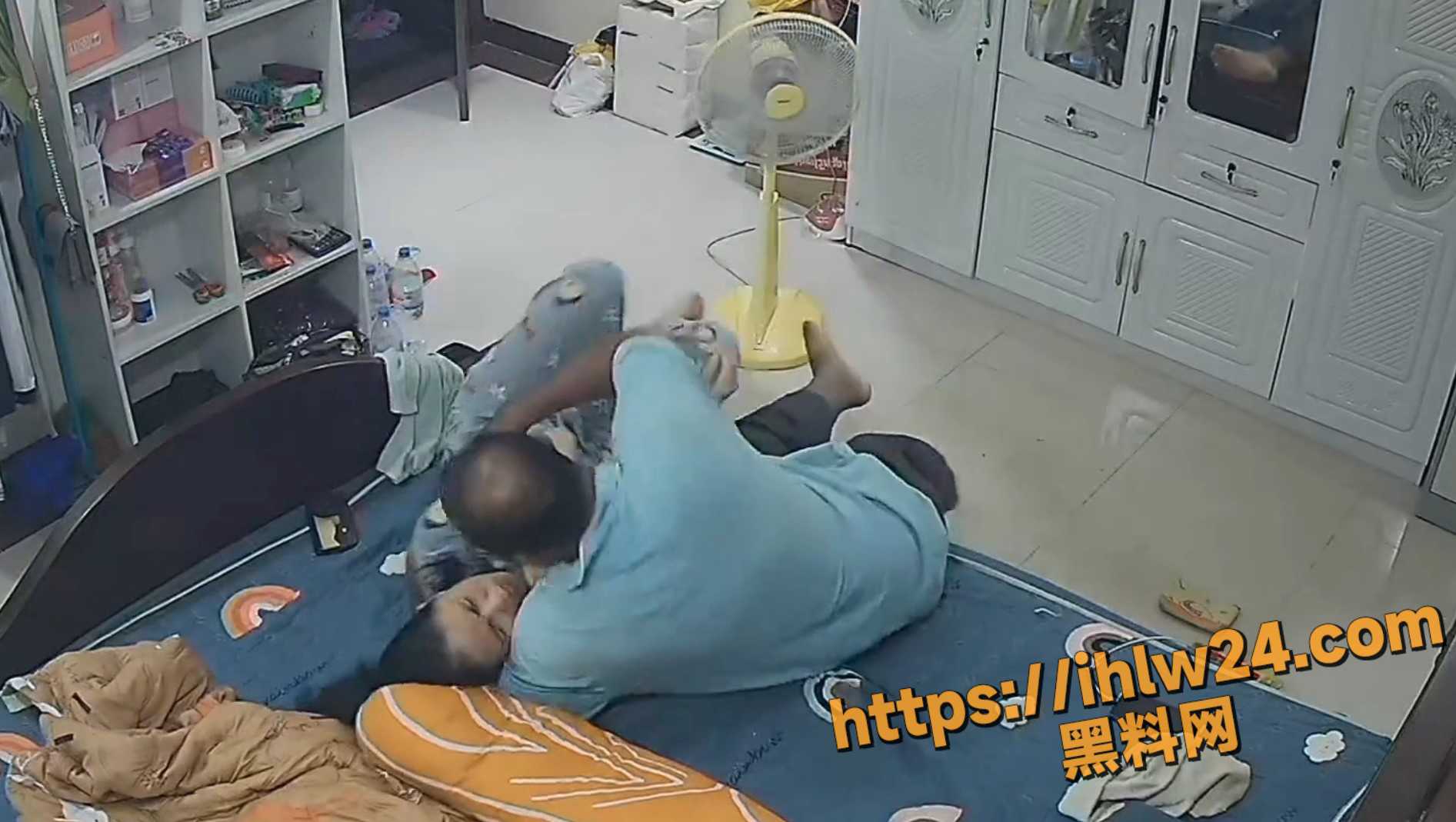 求瓜！黑客破解家庭摄像头偷拍 淫妻寂寞难耐遭受隔壁老王的前行霸占！