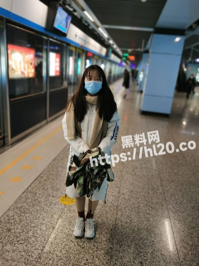 泰州姜堰高中英语老师带骚货女友搞3P！平时就骚的一批现在性欲来了天天想着求操～