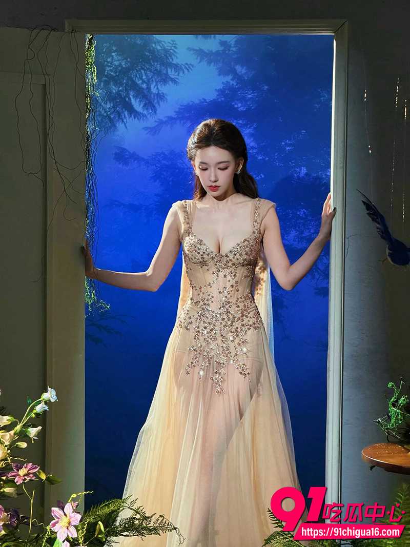 微博之夜程潇红毯 低胸纱裙裹不住豪乳 跳舞时臀浪翻滚 身材太顶了!