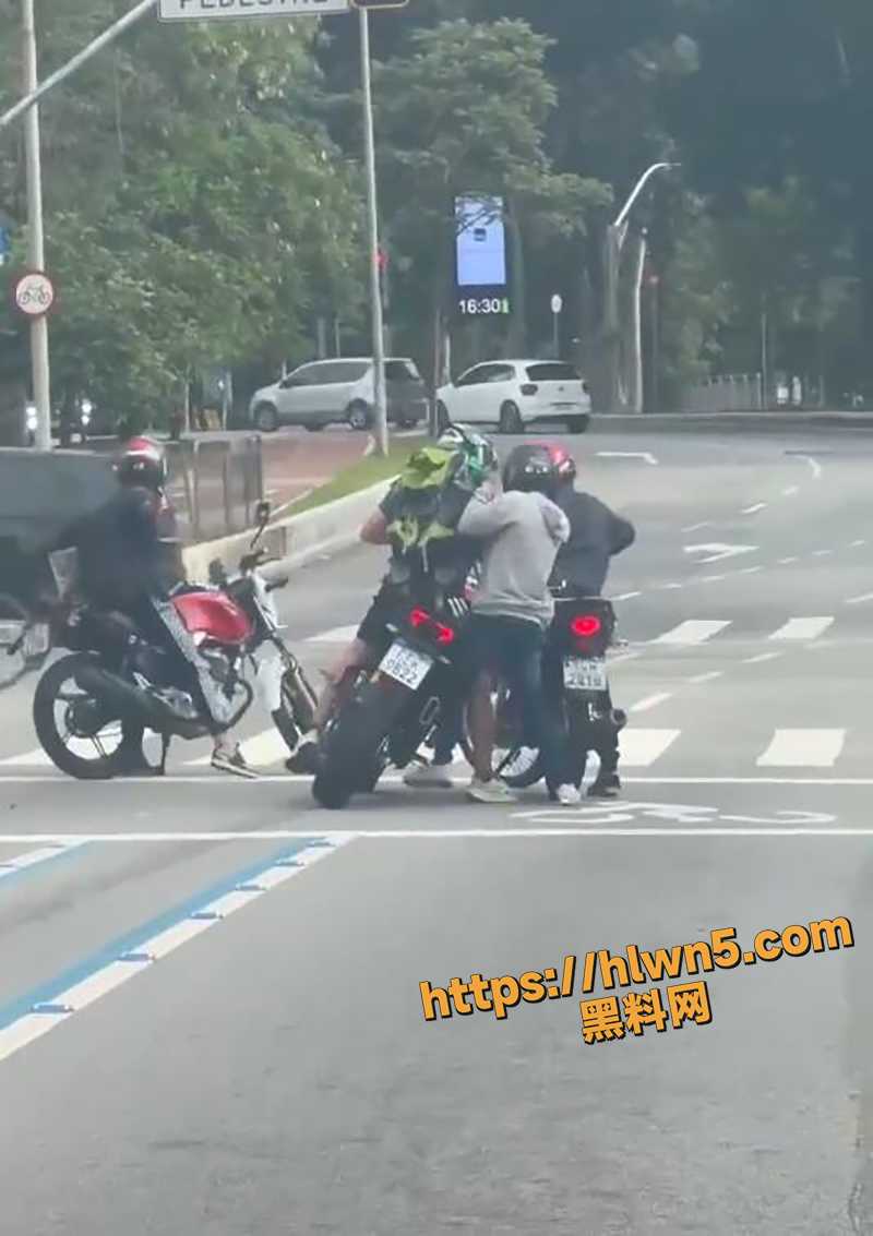巴西真人GTA5 小伙路口等红灯被持枪要挟抢摩托车 这也太倒霉了 眨眼车就没了 谁能受的了啊 ！
