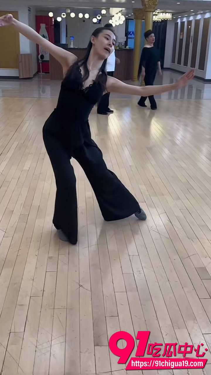 新婚少妇孙淼迷晕老公后跟债主当面开干12 新婚少妇孙淼迷晕老公后跟债主当面开干12