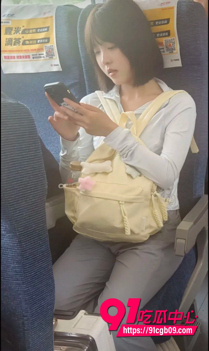 高铁短发女孩2.jpg