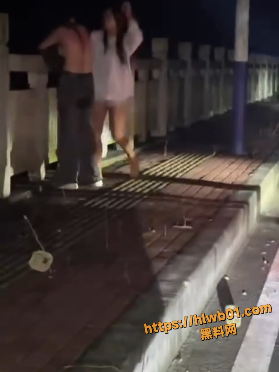 福建高中生立交桥血腥霸凌 精神小妹围殴同学拳打脚踢辱骂不停 惨烈场面视频疯传！