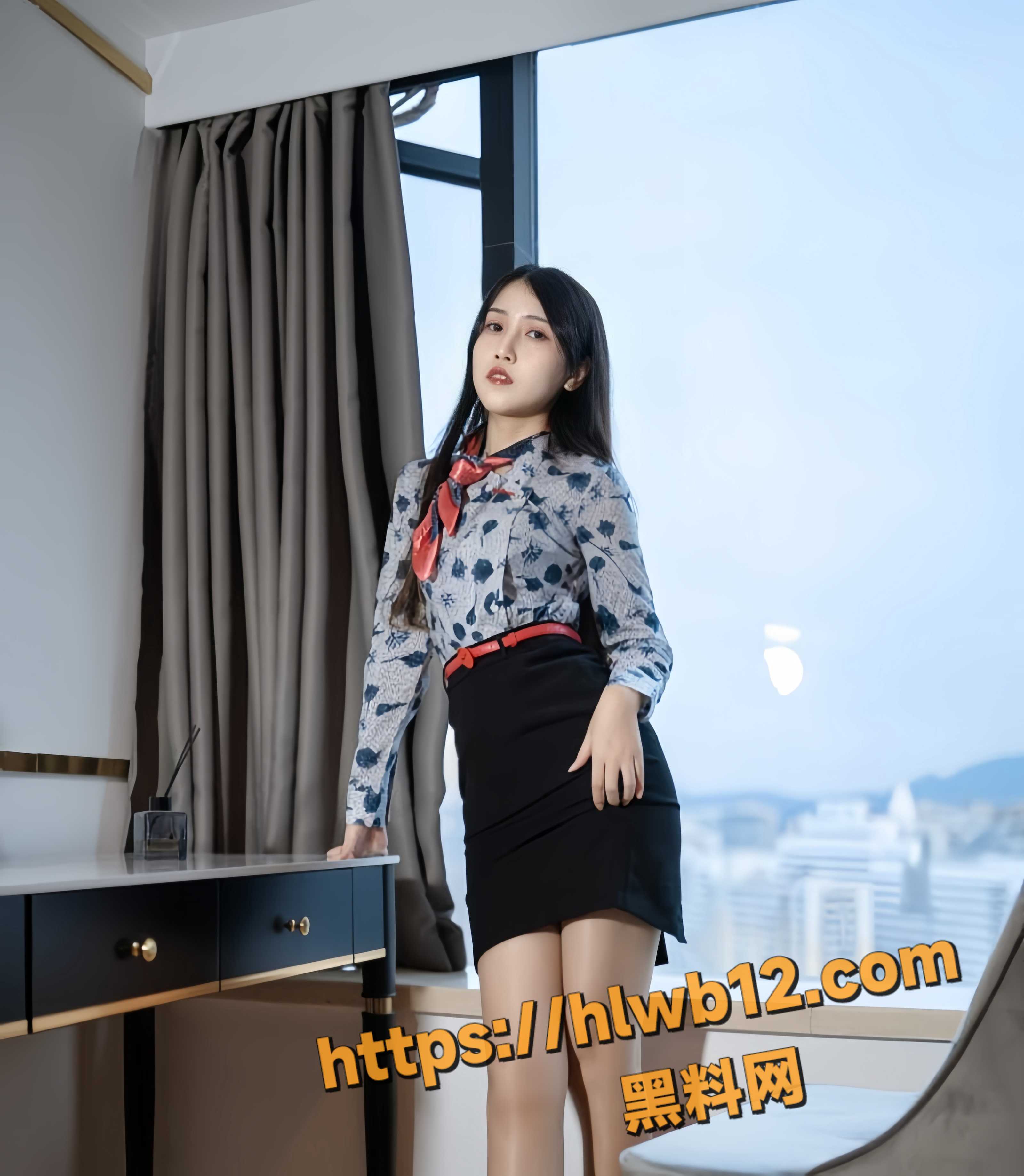 广东网红 不呆猫 最新东航空姐大尺度写真集 深蓝制服肉丝诱惑 这身材太性感了！