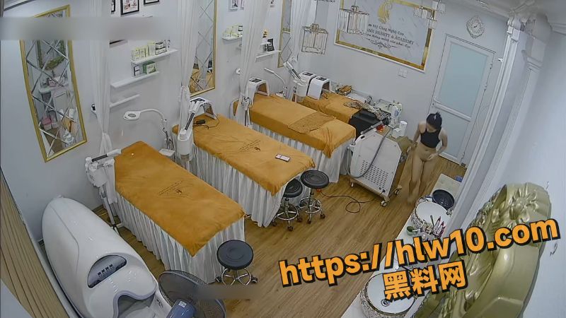 黑客破解美容院联网摄像头 偷拍女老板给自己激光脱毛 带着墨镜仿佛在给逼搞电焊