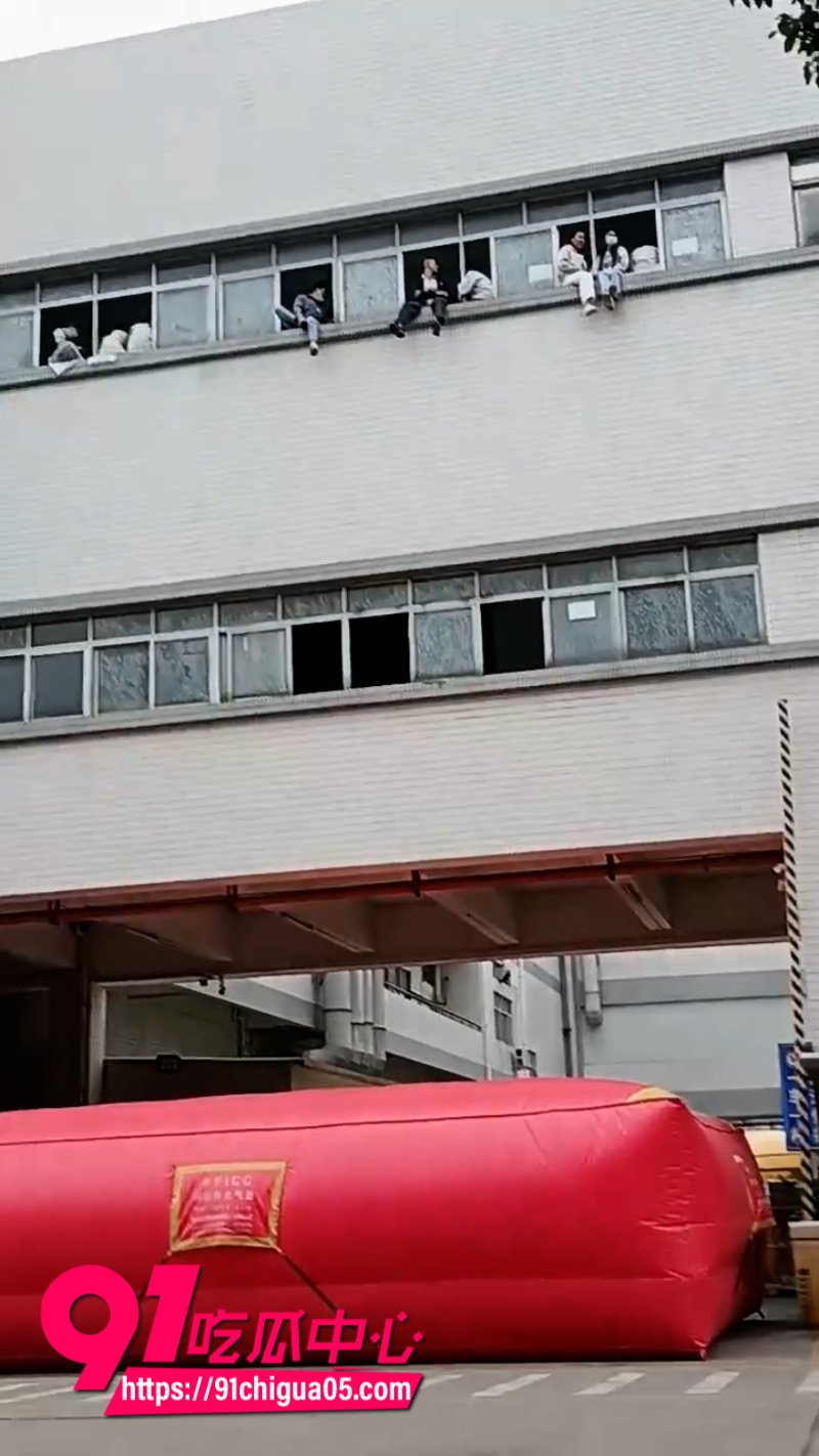 广东深圳松岗信濠光电员工集体跳楼讨薪5