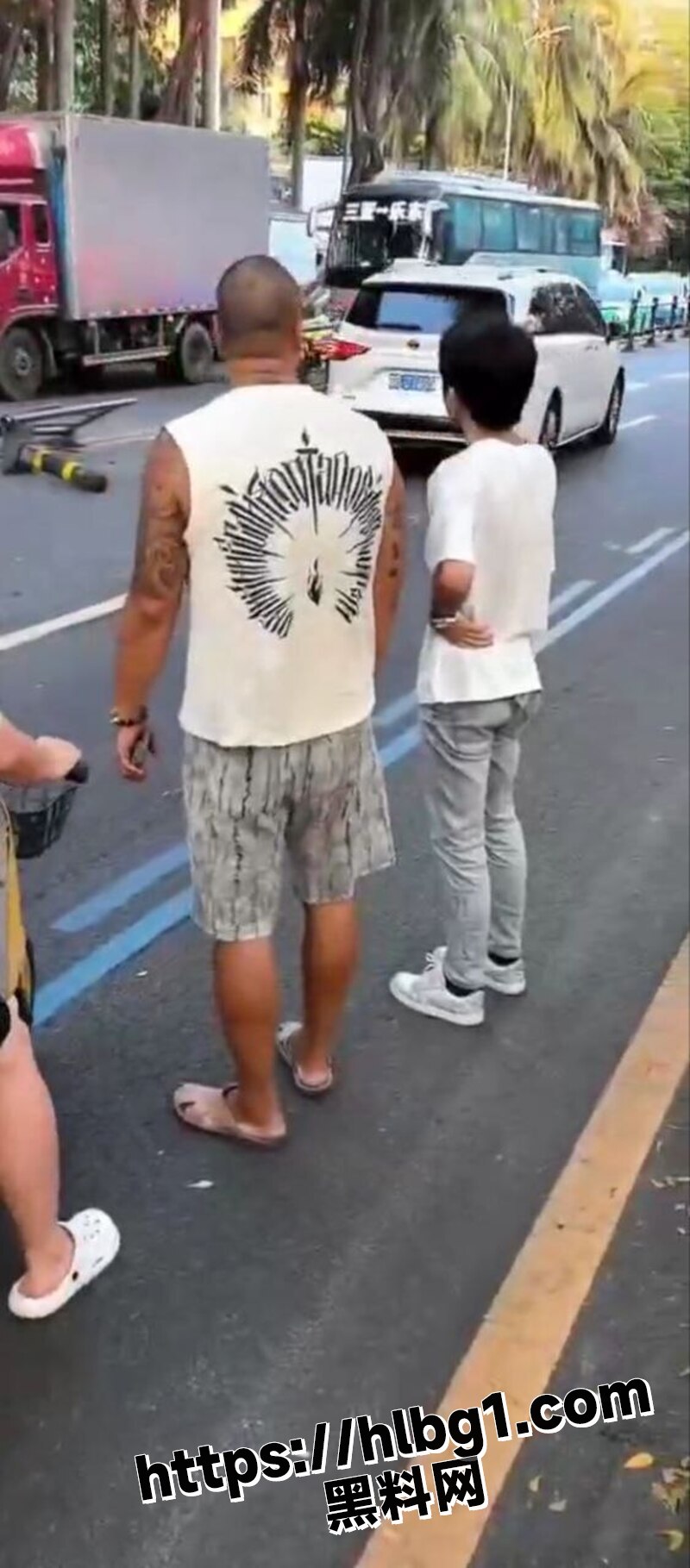海南三亚天涯区精神小伙租车装逼 飙车撞上护栏 想必精神小妹要跟人跑了 人财两空!