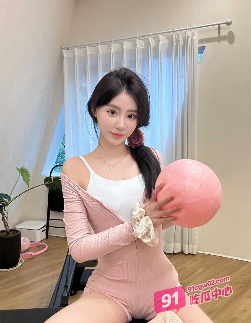 兄妹乱伦 妹妹想喝牛奶了 坚硬的肉棒沦为妹妹的早餐！ 配图2