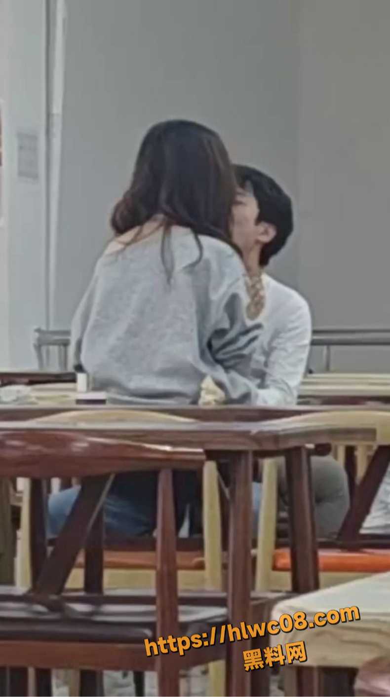 一情侣大胆在大学食堂 众目睽睽公然下跪口交 激情现场被同学拍下曝光