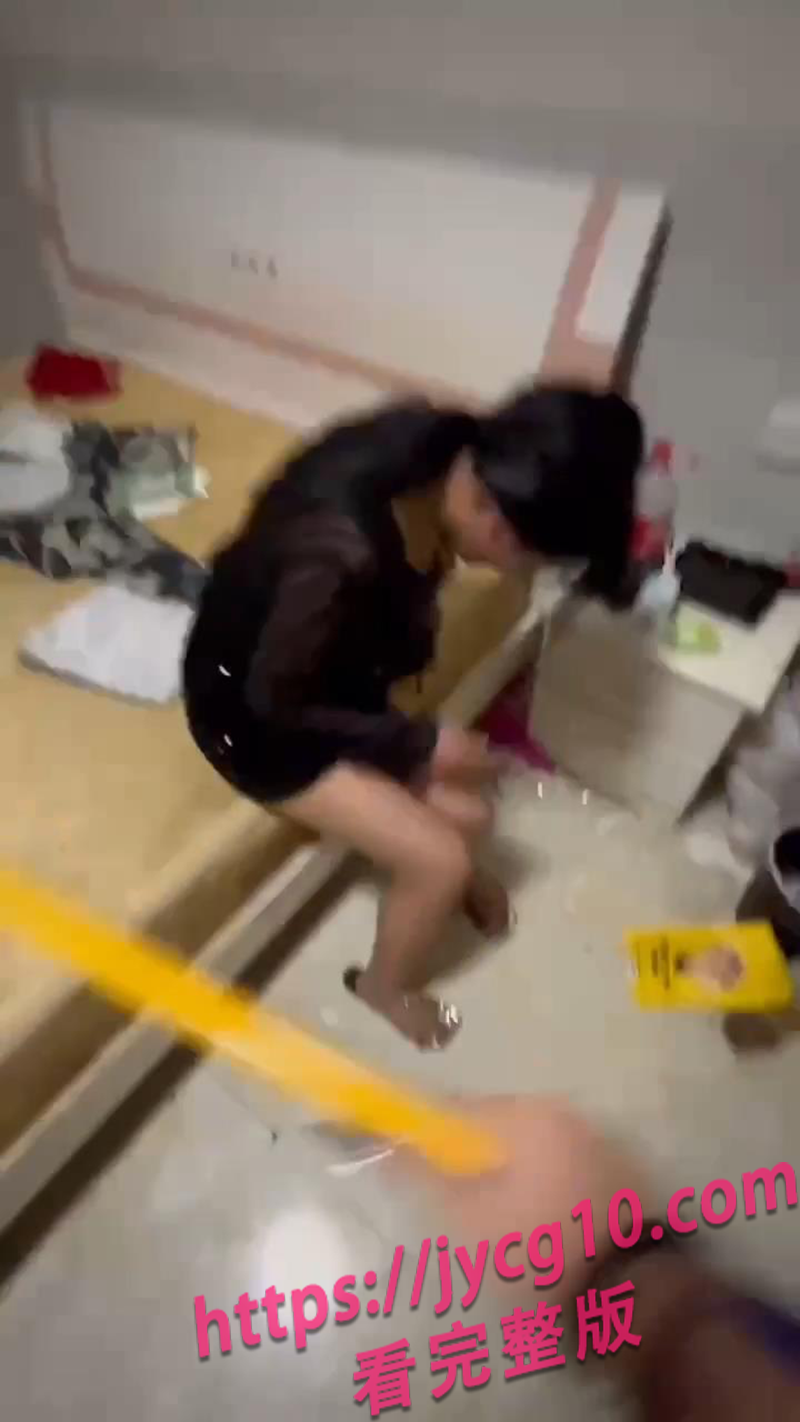 广西精神系女生遭多人围殴，现场狠砸头部暴力画面曝光！ 配图4