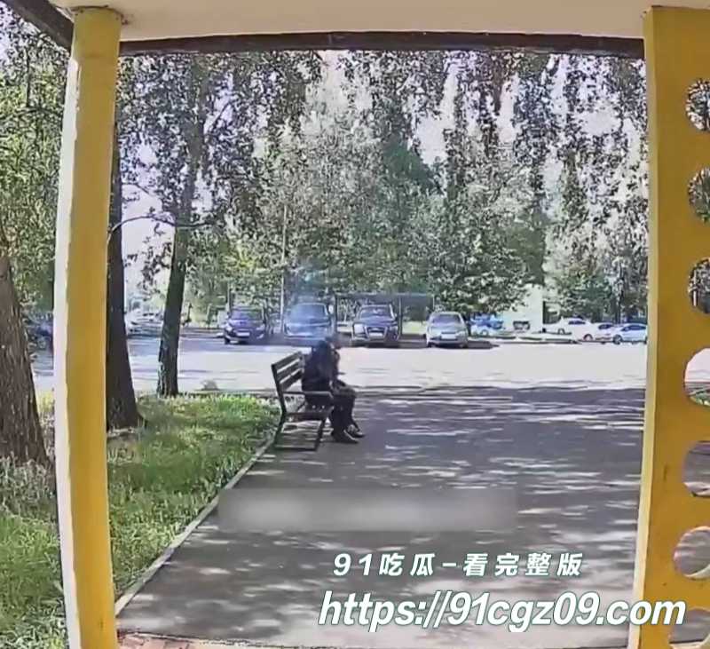 鞑靼斯坦男子抽烟差点自焚5素材水印版