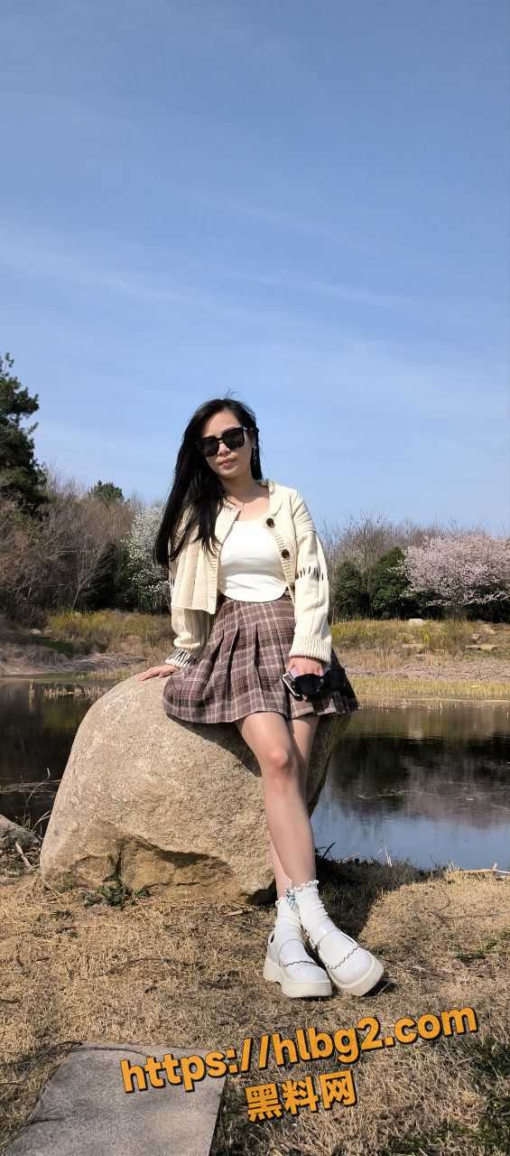 广西表妹出来了 刘思怡 大学时就是母狗 被很多男同学上过 现在男友为了寻刺给大伙看看这骚婊！