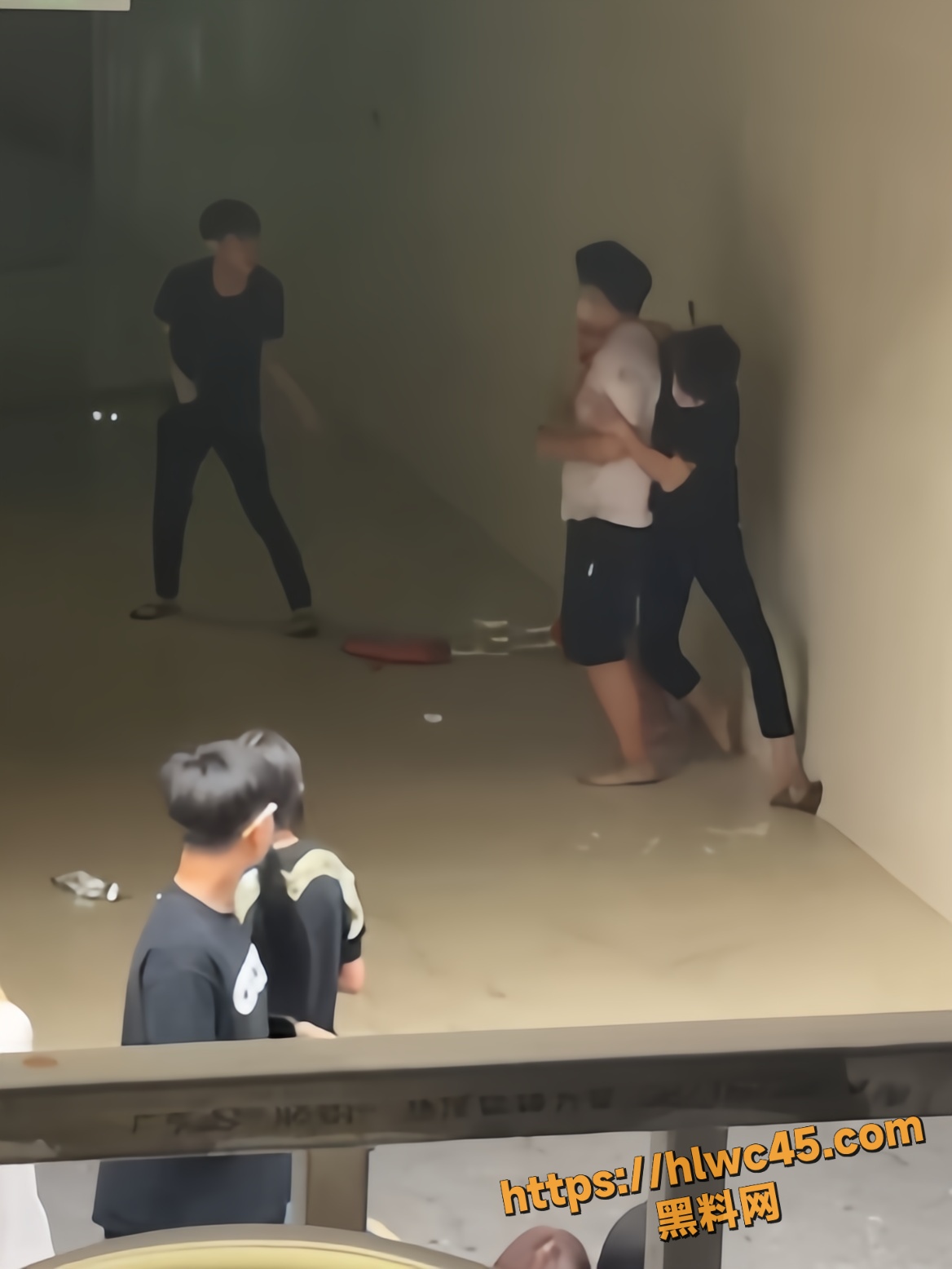 广西南宁大学公园 精神小伙砍断智障男子手指 现场血流一地令人不寒而栗