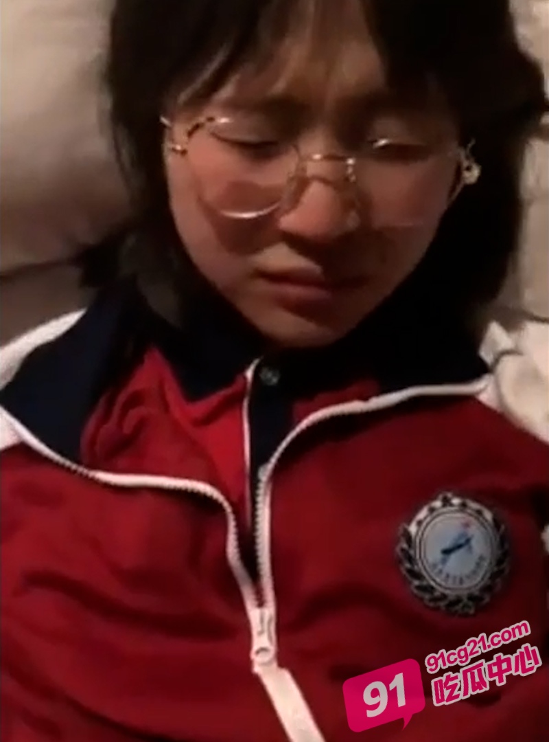 南昌大学新入学小学妹王怡 背着父母偷吃禁果约炮 做爱叫床声超级甜美！