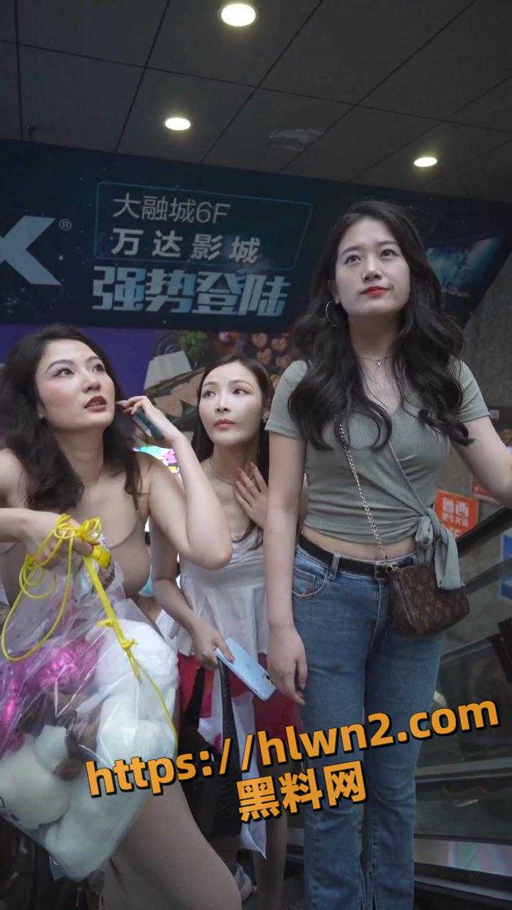 大街街头抄底偷拍 裙底春光乍泄模特级身材少妇模样 三姐妹逛街为什么一眼就相中你 因为你最骚！