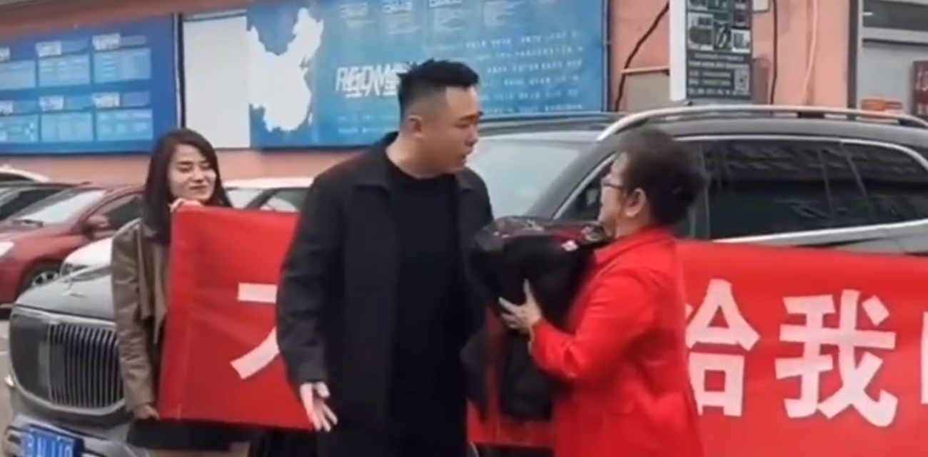 女大三抱金砖女大三十抱金山 70岁老姨重金求婚江西网红大炮！