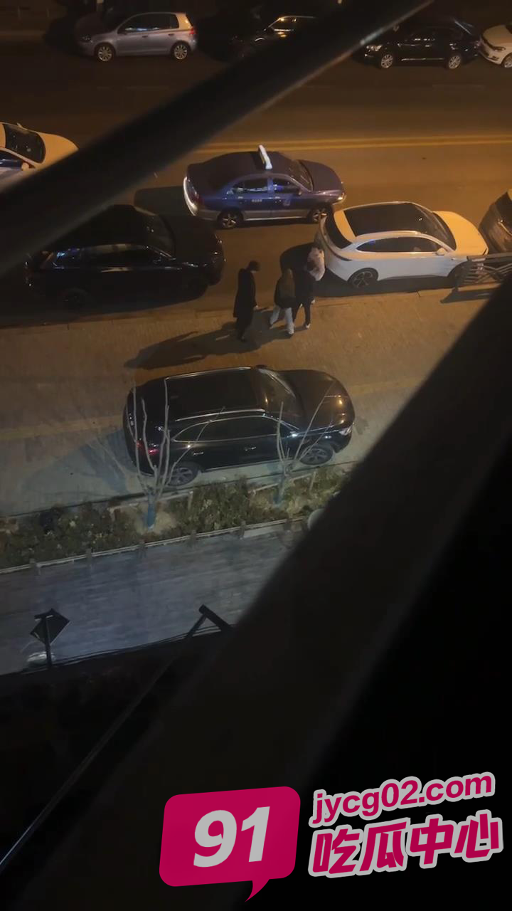 青岛海博男子一拳KO小仙女！妹子当场被打进icu！