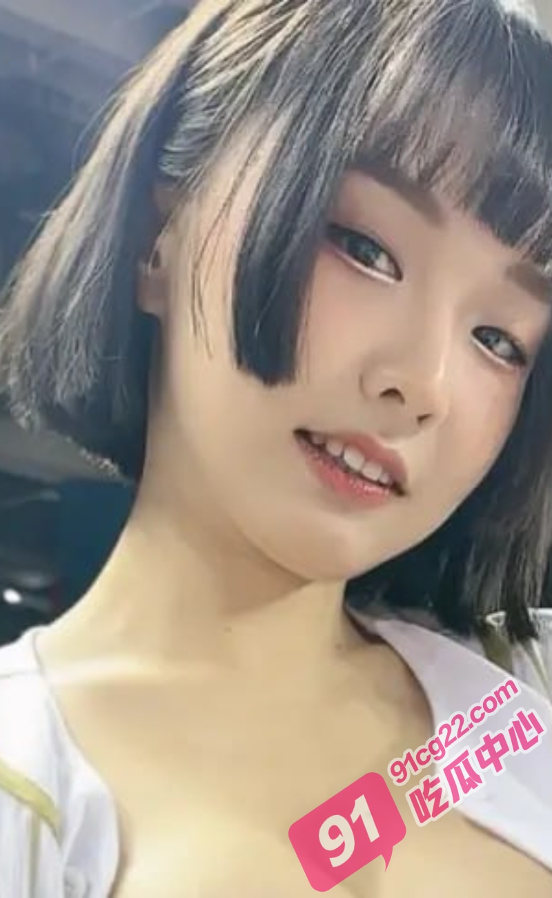台湾女网红大巨蛋棒球比赛「当众脱衣」果真很清凉啊！ 配图3