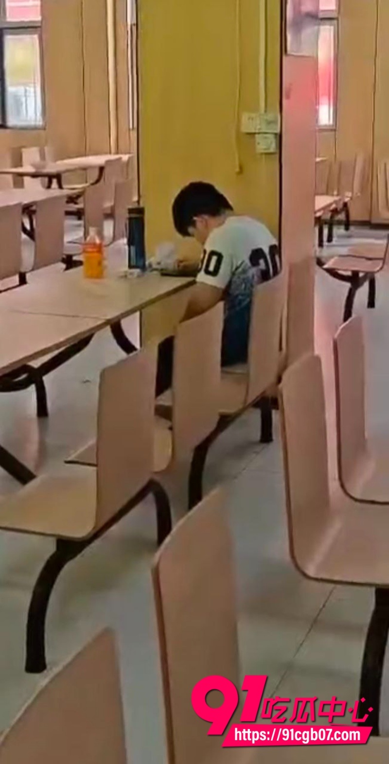 现在学生这么饥渴？直接在食堂打飞机2