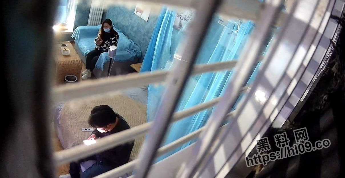 隔壁旅馆看似端庄的漂亮女老板居然也是条淫荡母狗，背着老公出轨俩个男人！