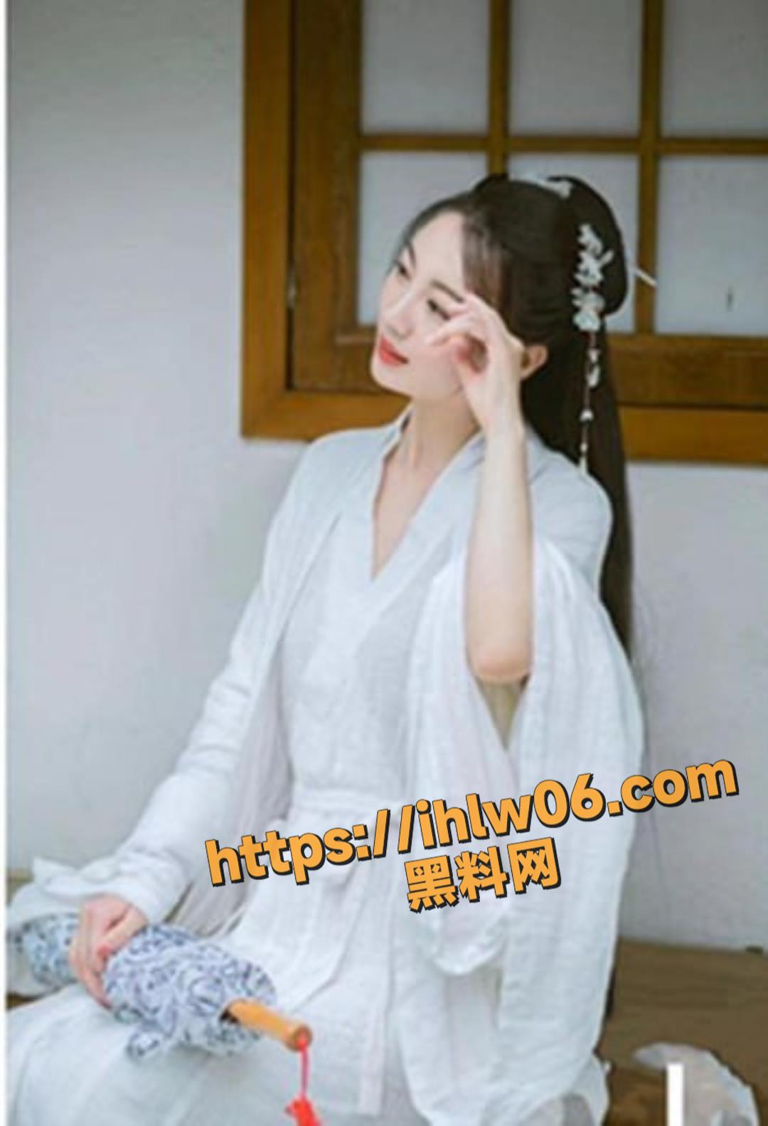 极品泄密流出 东航空姐邻居骚母狗穿着汉服幽会隔壁王胖子！