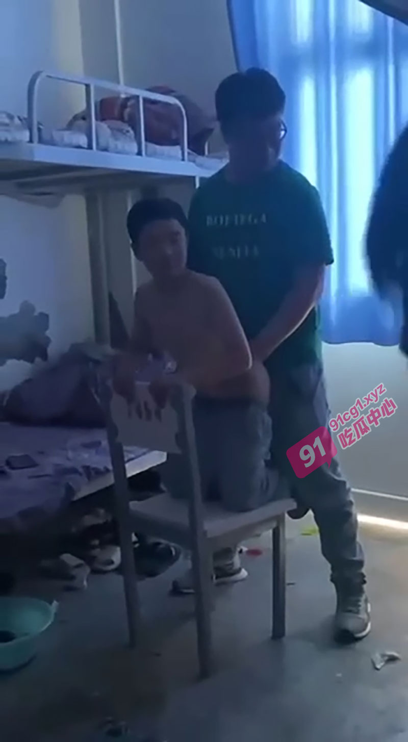 三观再次被刷新！某中学二班男生在宿舍被操了！黑壮眼镜男强行喂吃鸡吧 小男生跪在椅子上被操屁眼子