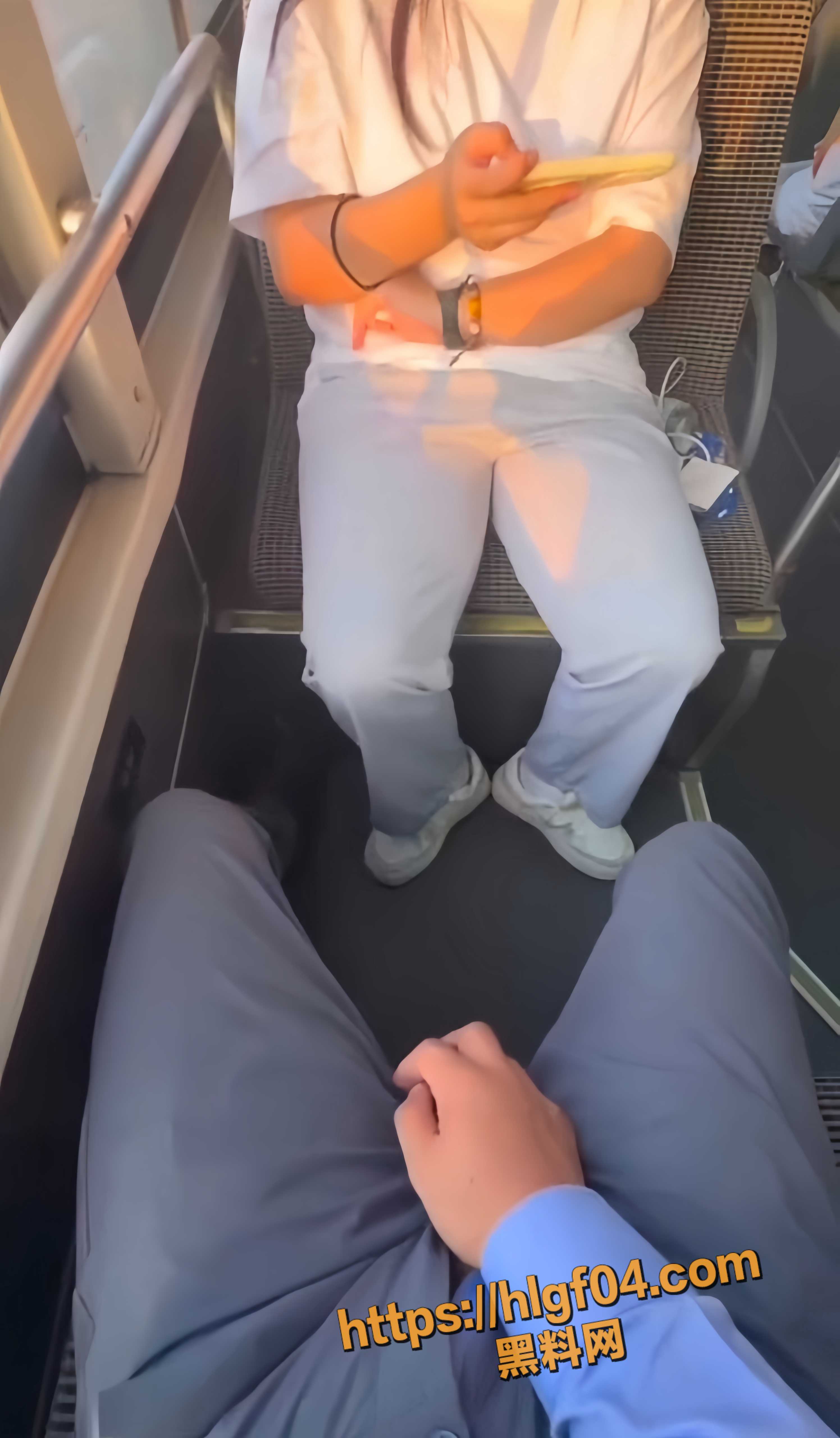 年度尴尬名场面 男子公交车上直接正对着妹子漏大鸡鸡 谁知妹子竟沉迷手机毫不理睬