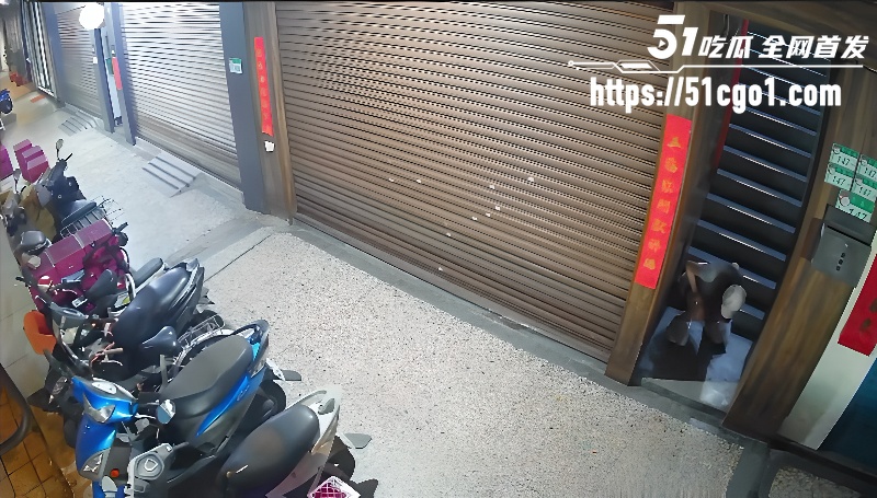 小仙女楼梯口拉屎2