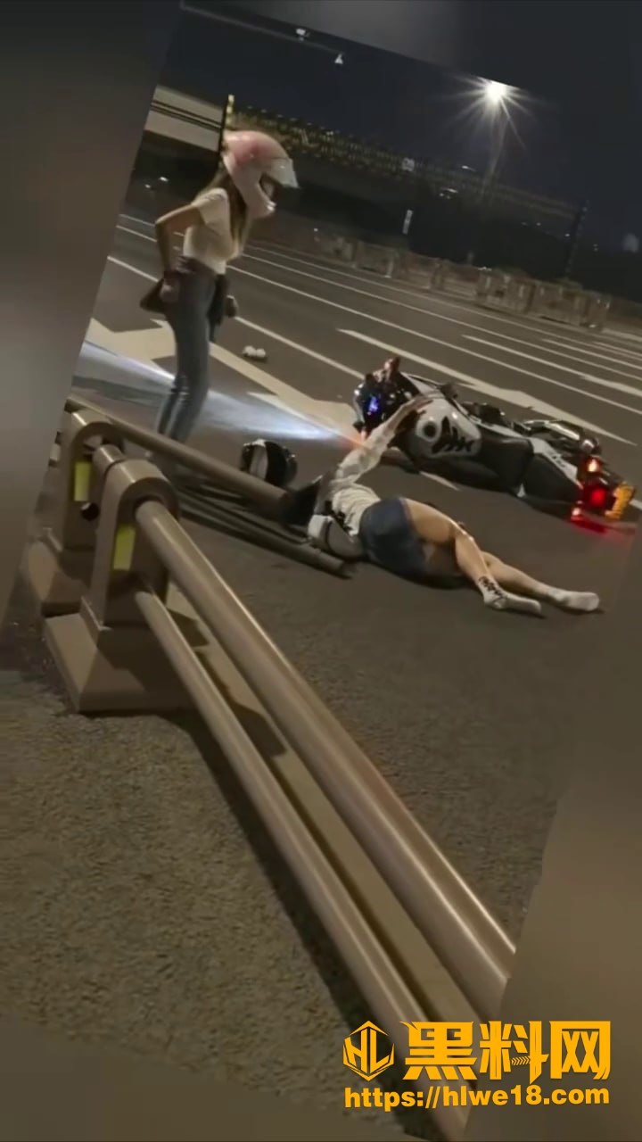 机车女骑翻车 穿牛仔短裤无防护倒地 腿估计都得断 这种行为太不安全了