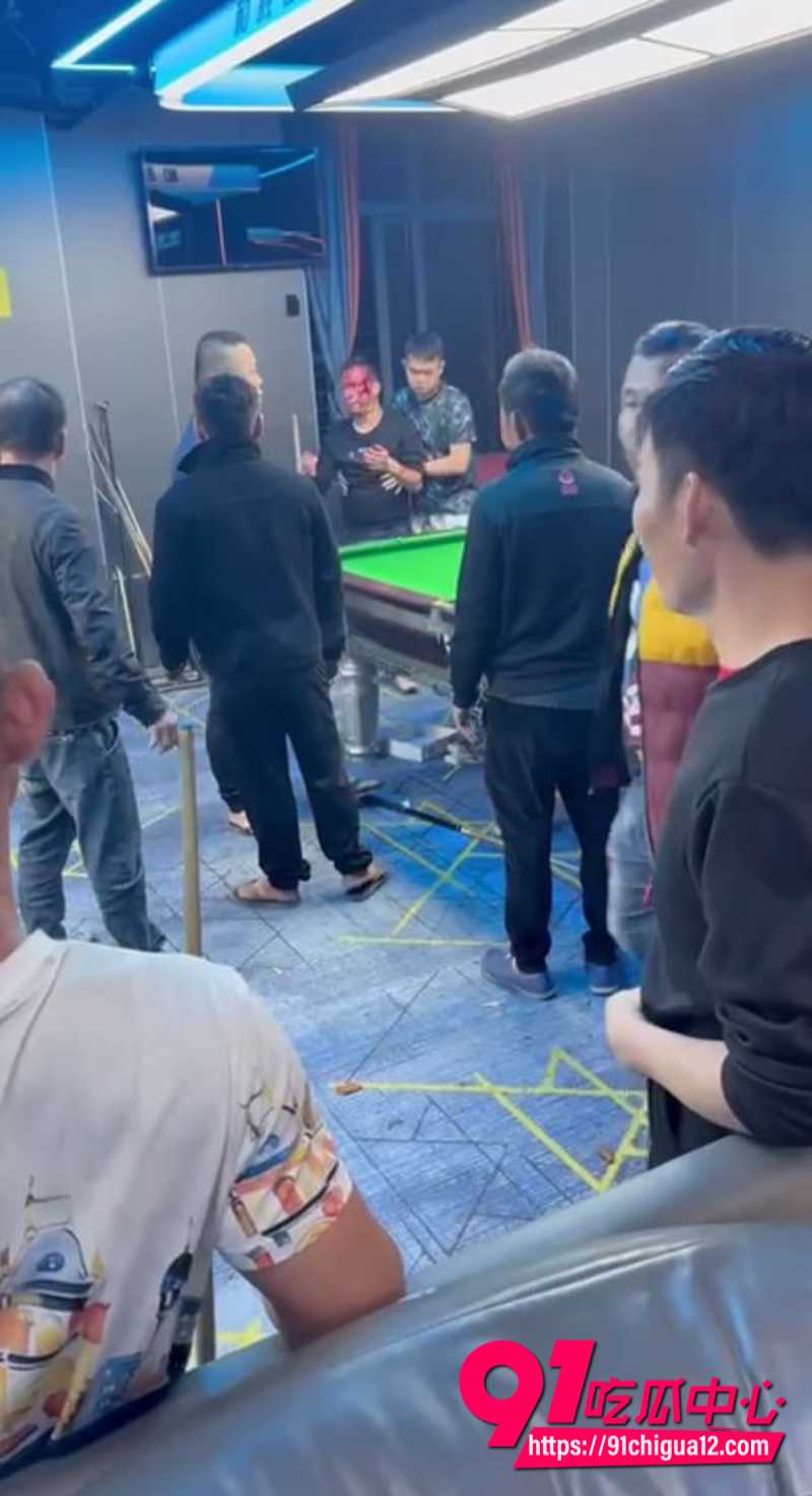 海南琼海乡镇台球厅输钱赖账被群殴 男子头破血流现场一片混乱