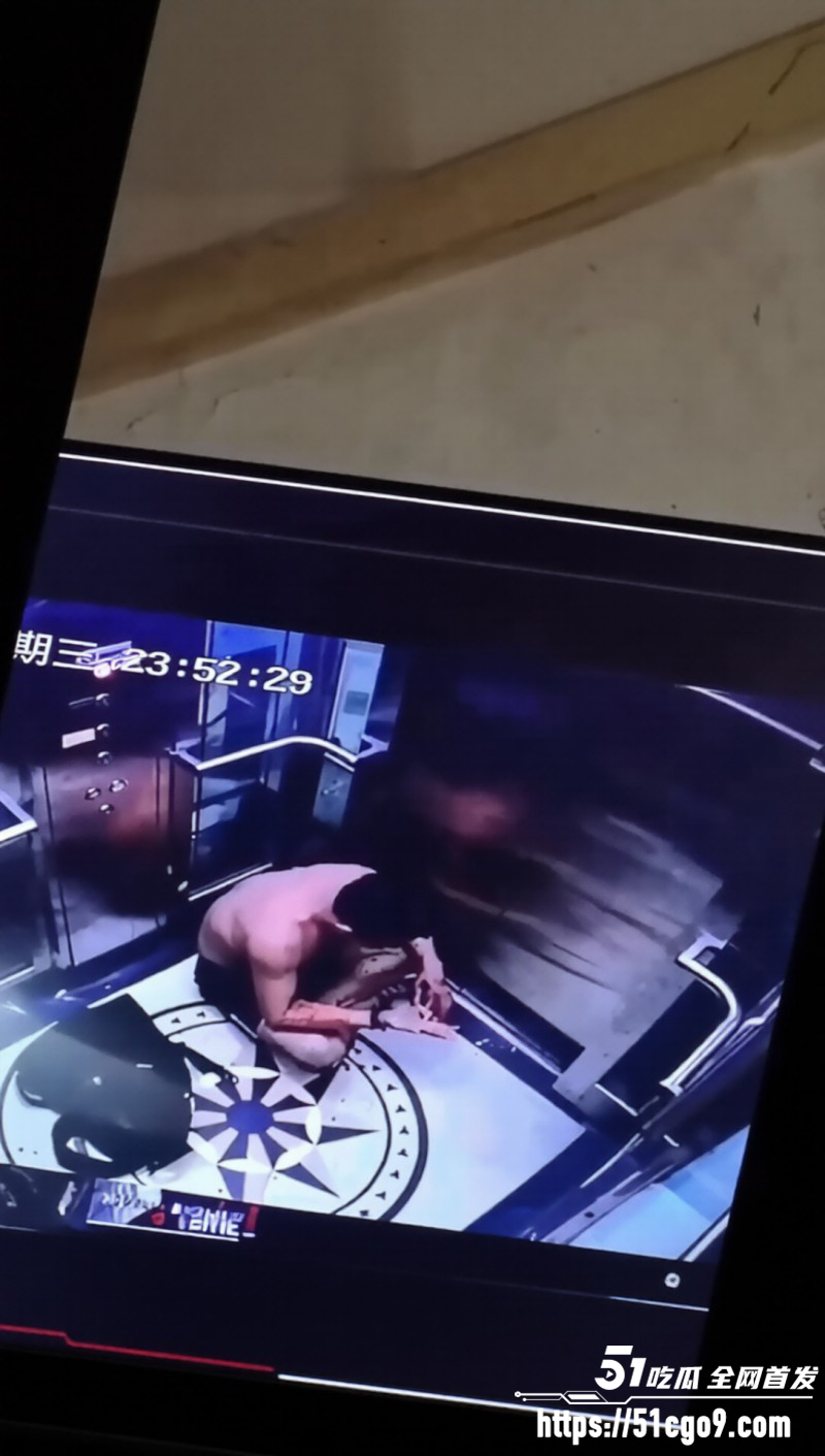 流氓男教练摸女会员电梯被暴揍06