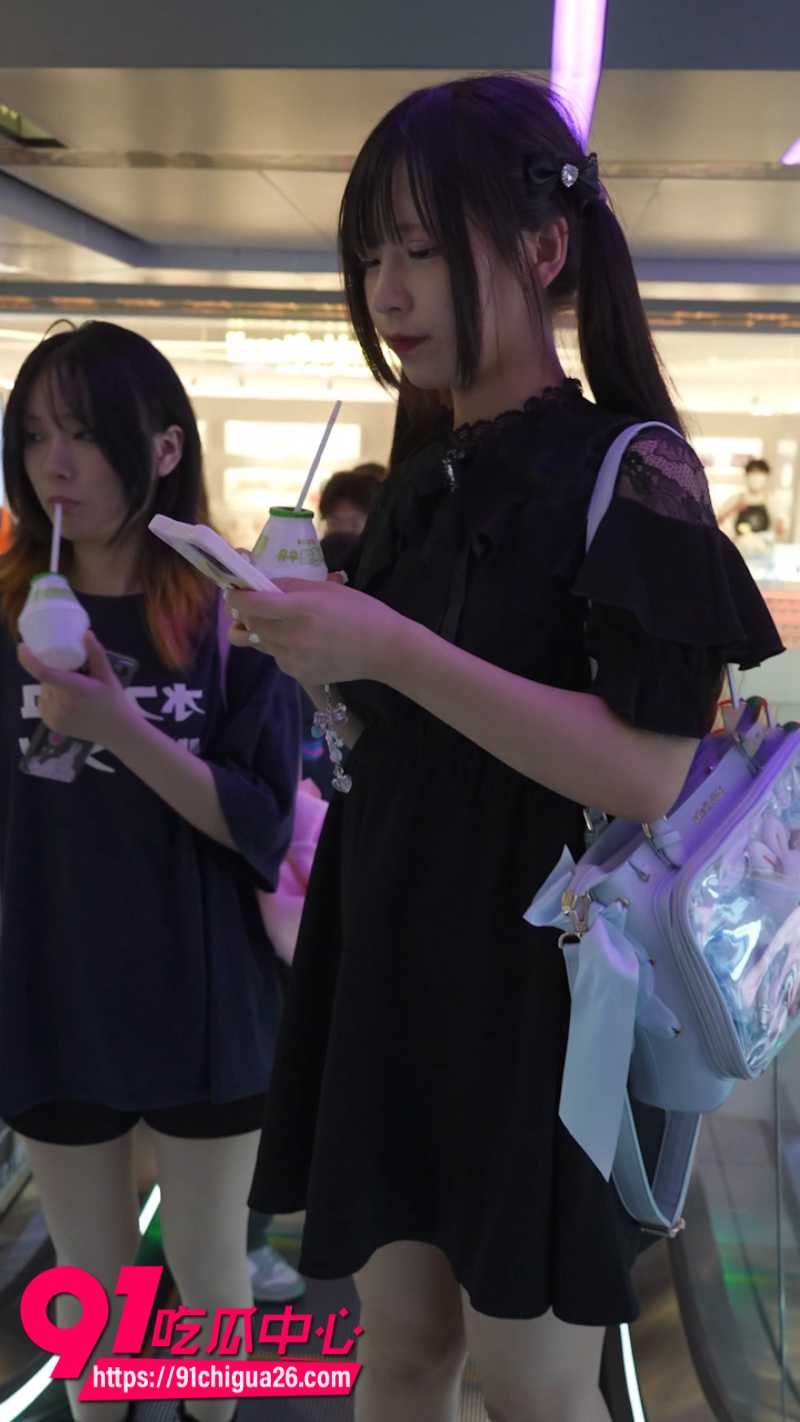 抄底大神尾随双马尾少女极限偷拍1 抄底大神尾随双马尾少女极限偷拍1