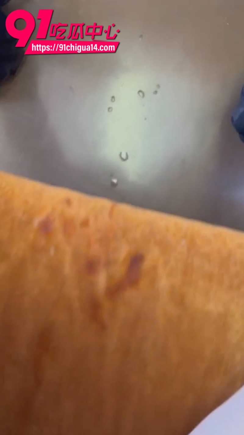 巨乳嫩妹高铁上自慰喷水后座大妈看傻眼7 巨乳嫩妹高铁上自慰喷水后座大妈看傻眼7