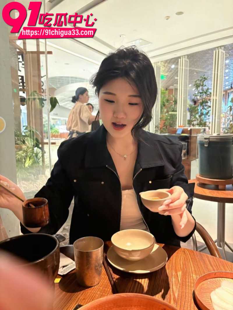 天津大学女研究生杨鑫苑沦为校车身穿情趣制服被同学猛蹬4 天津大学女研究生杨鑫苑沦为校车身穿情趣制服被同学猛蹬4