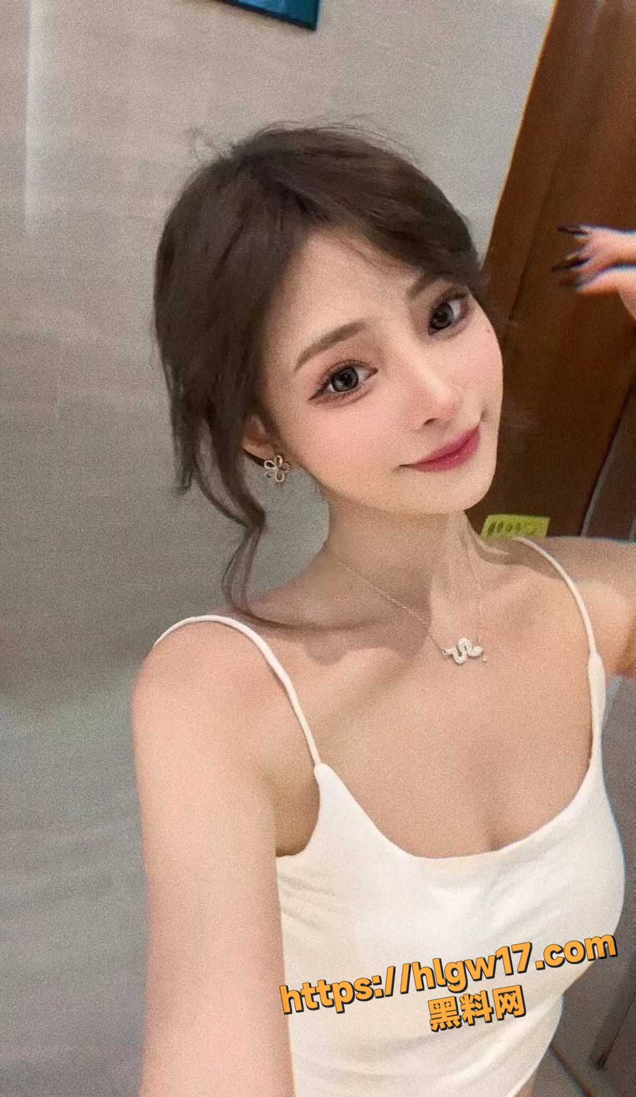 堂姐的水中嬉戏 自从上次堂姐帮我解放一炮之后 一直避重就轻不肯给我机会！ 配图