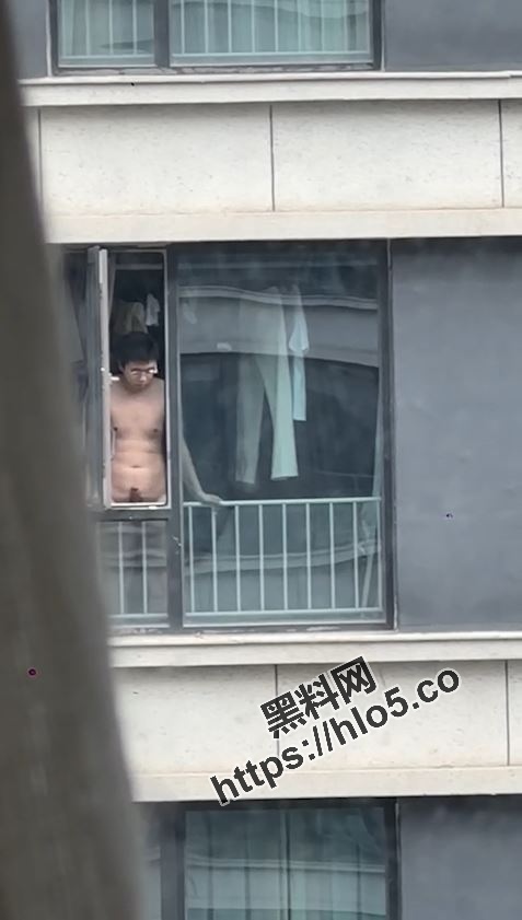 『我吐了』看着楼下小姐姐打手虫💄，我艹，看这遛鸟，差点吐了