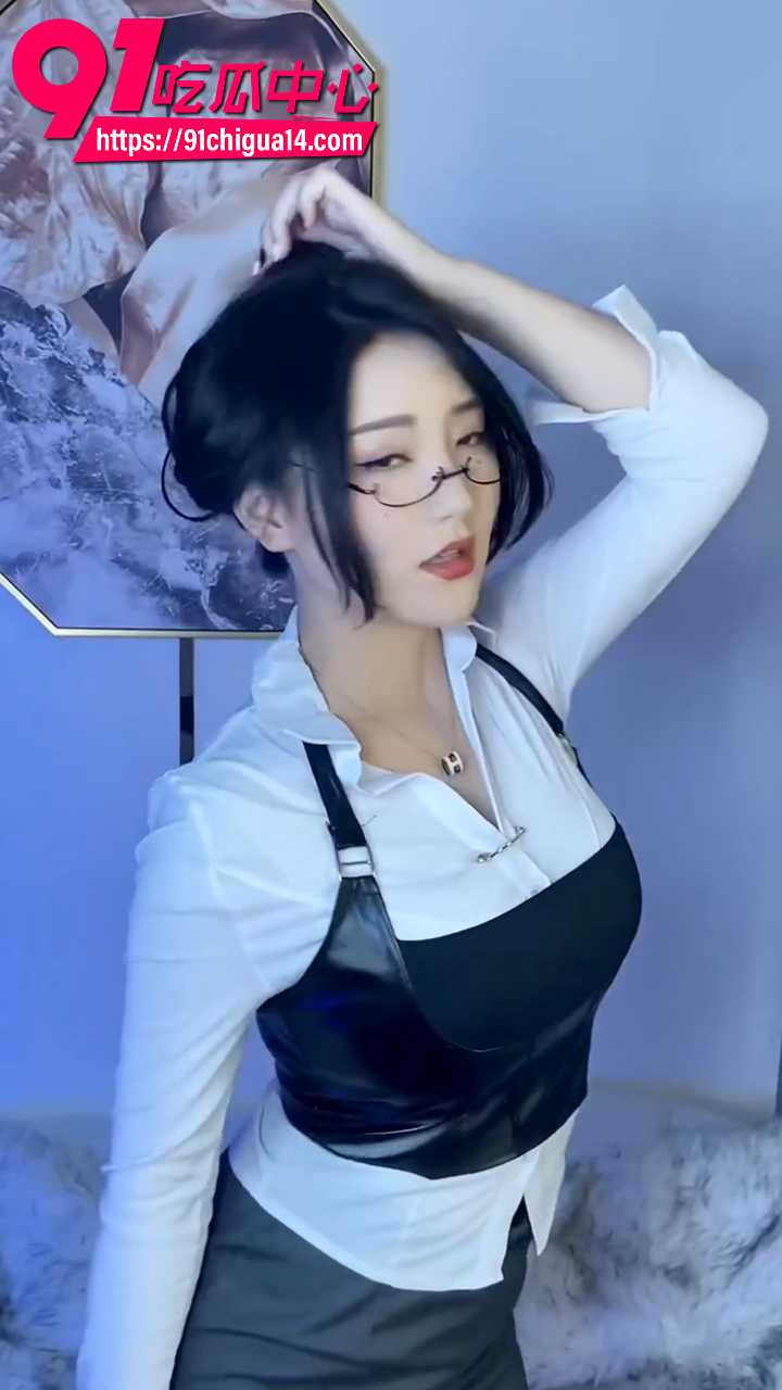 快手巨乳女神程不乖私密1v1漏奶 紫灯下脱衣狂晃大白奶子