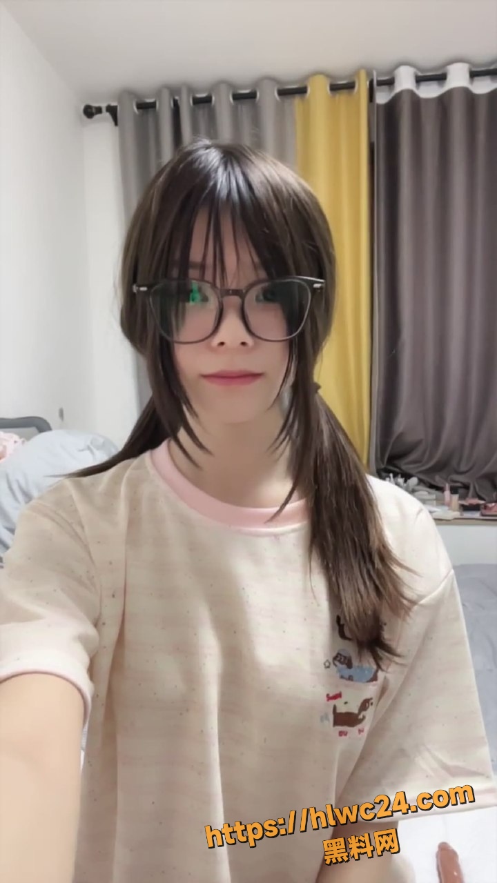 蛋糕小妹 清凉睡衣眼镜诱惑 粉色玩具嫩穴中震动不停 高潮瞬间被清晰记录