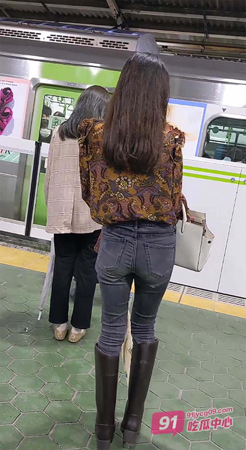 地铁猥亵小姐姐合集 暗藏长枪顶臀各种美女 全程高能刺激！ 配图3