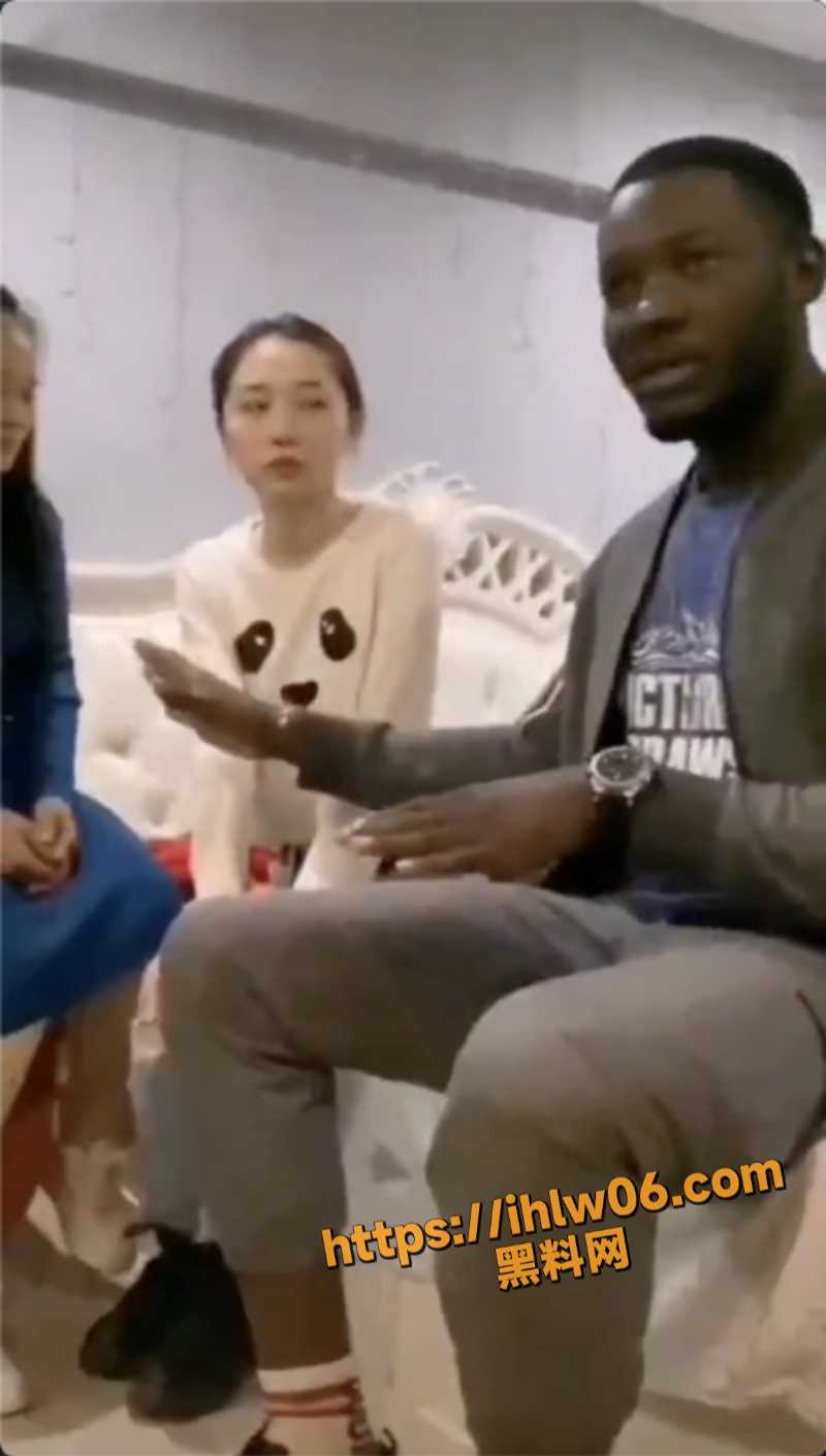 黑人通吃母女俩 睡了女大学生后又睡了她妈，并以照片威胁去和她妈要钱