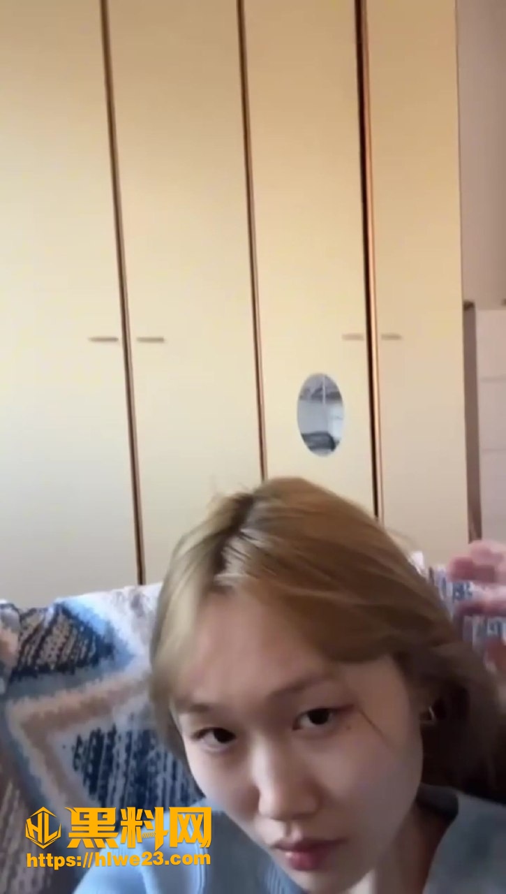 黄毛漂亮眼镜妹 大家眼中的乖乖女 私下里黑丝情趣装 露脸私拍性爱视频 反差感爆棚