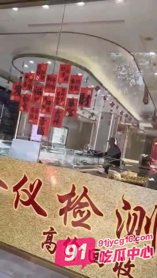 男子直播抢金店被抓！网友：“第一次见这种赛道”